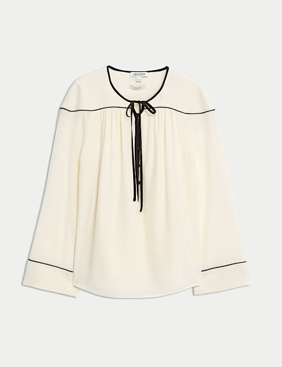 Μεταξωτό τοπ με λεπτομέρεια στον ώμο και δέσιμο στη λαιμόκοψη