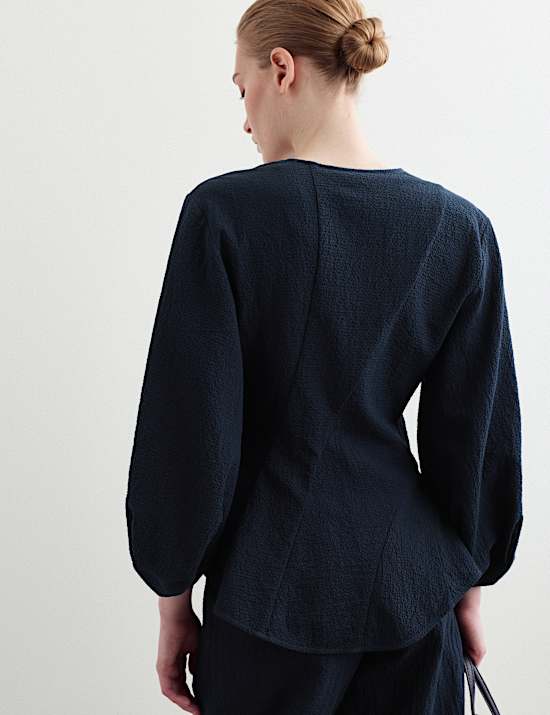 Blouse en coton textur&eacute; &agrave; col en V