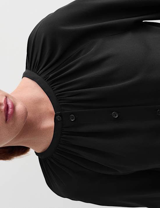 Τοπ με κουμπιά σε όλο το μήκος και σούρες στη λαιμόκοψη από 100% μετάξι