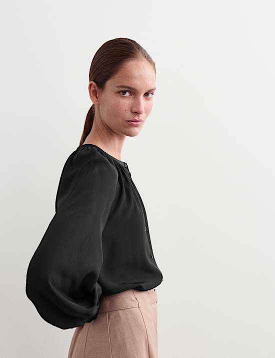 Τοπ με κουμπιά σε όλο το μήκος και σούρες στη λαιμόκοψη από 100% μετάξι