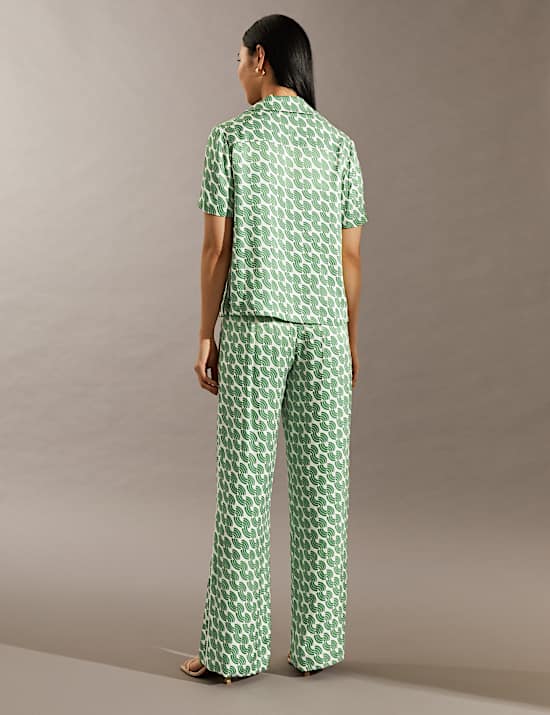 Kemeja Berkerah Geometris