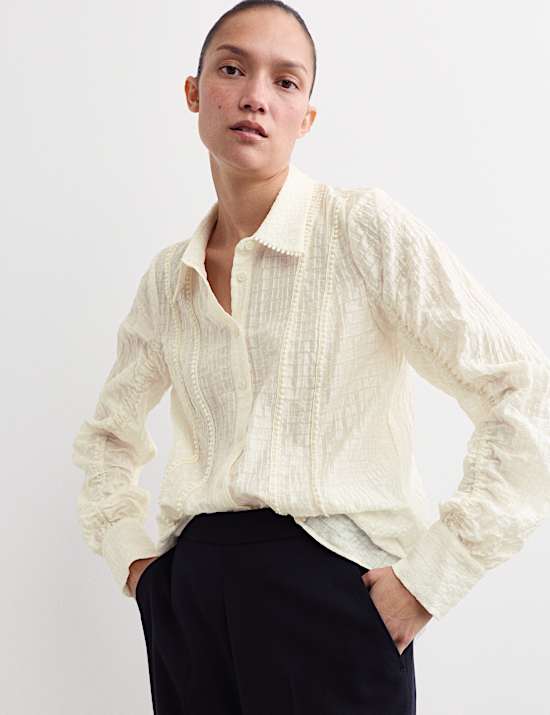 Blusa texturizada de jacquard con cuello y detalle de fruncido