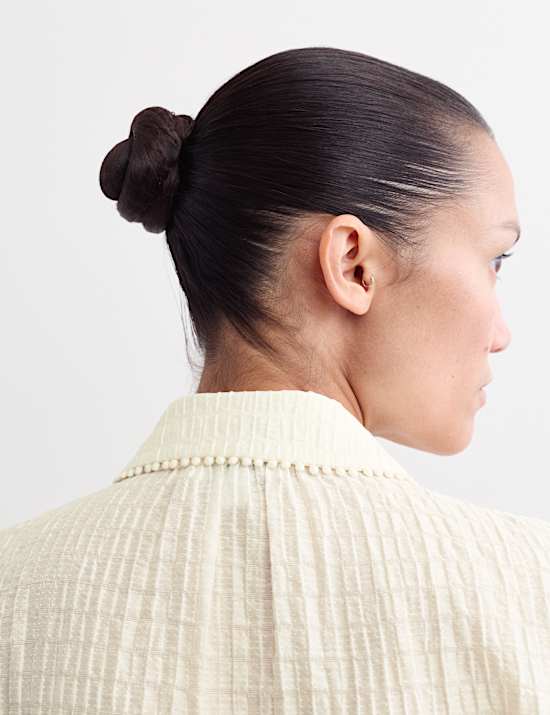 Blusa texturizada de jacquard con cuello y detalle de fruncido