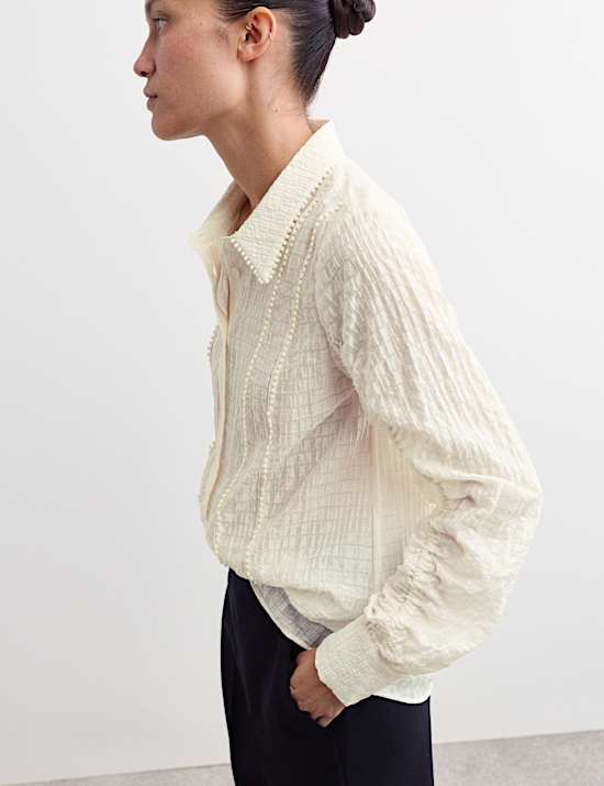 Blusa texturizada de jacquard con cuello y detalle de fruncido