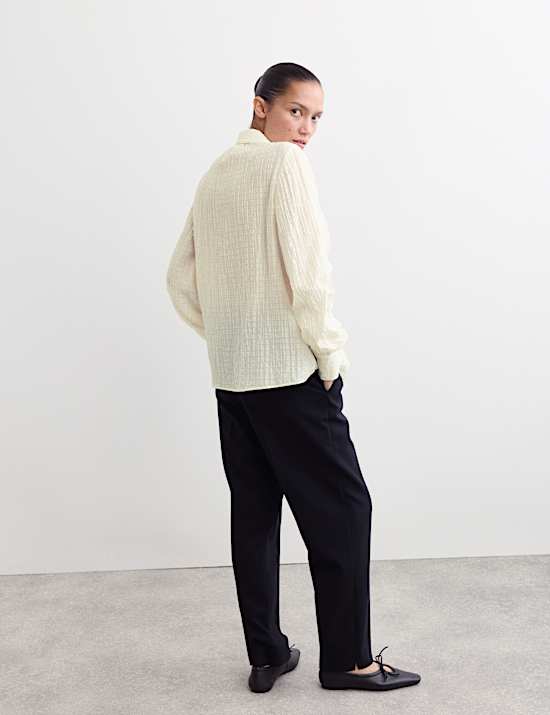 Blusa texturizada de jacquard con cuello y detalle de fruncido