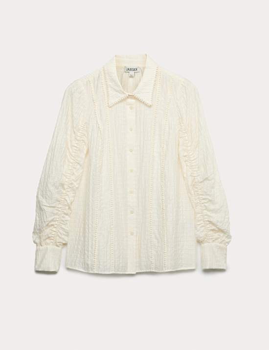 Blusa texturizada de jacquard con cuello y detalle de fruncido