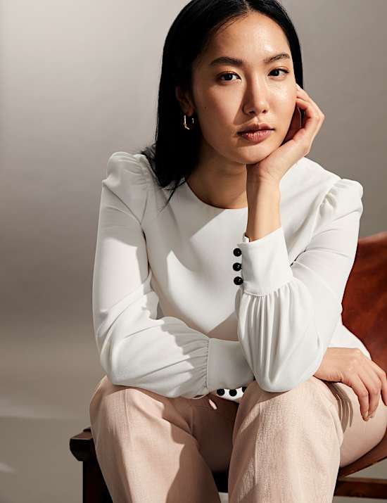 Top met ronde hals en knoopdetail