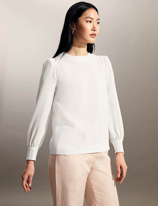 Top met ronde hals en knoopdetail