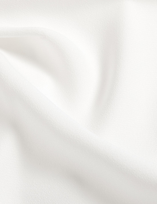 Top met ronde hals en knoopdetail