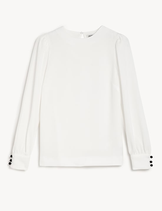 Top met ronde hals en knoopdetail