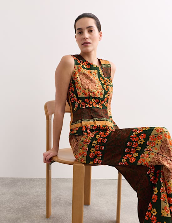 Top con cuello asim&eacute;trico y estampado de pa&ntilde;uelo