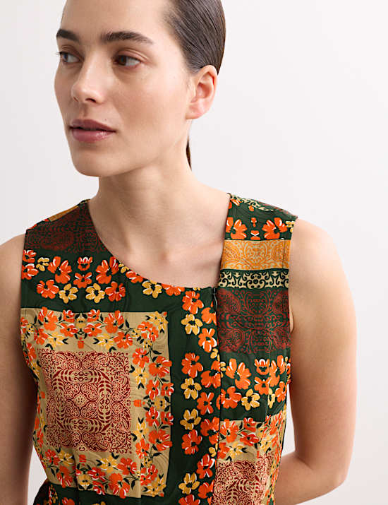 Top con cuello asim&eacute;trico y estampado de pa&ntilde;uelo