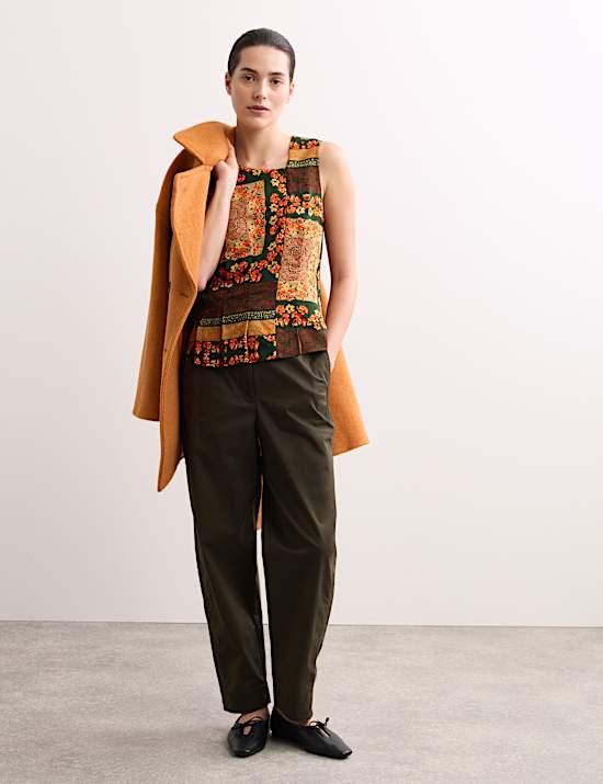 Top con cuello asim&eacute;trico y estampado de pa&ntilde;uelo