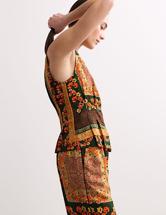 Top con cuello asim&eacute;trico y estampado de pa&ntilde;uelo