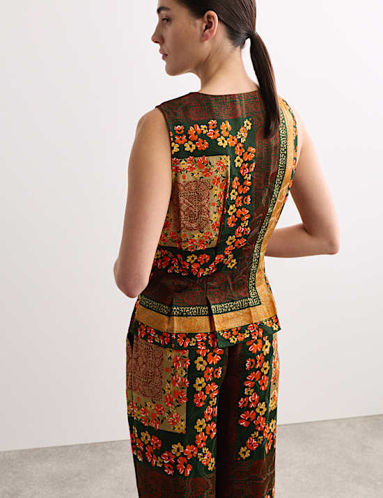 Top con cuello asim&eacute;trico y estampado de pa&ntilde;uelo