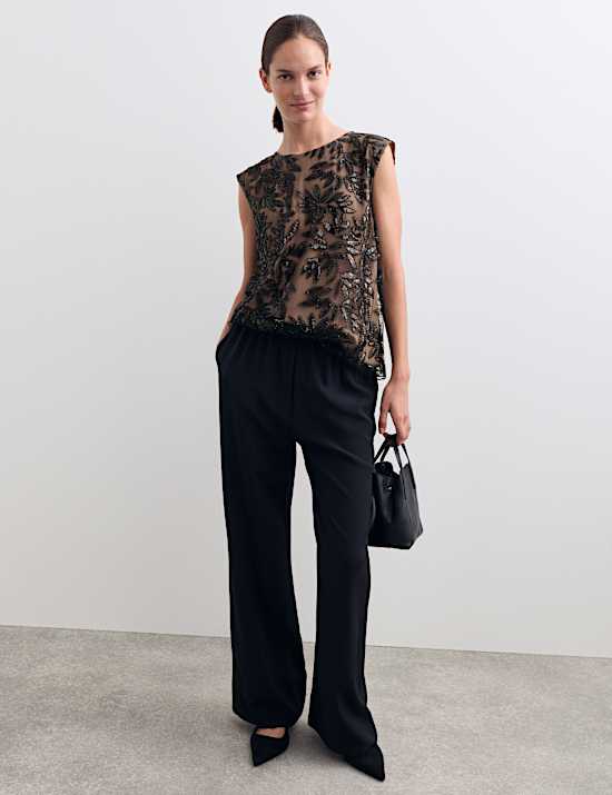 Κοντομάνικο τοπ με στρογγυλή λαιμόκοψη και διακοσμητικές παγιέτες