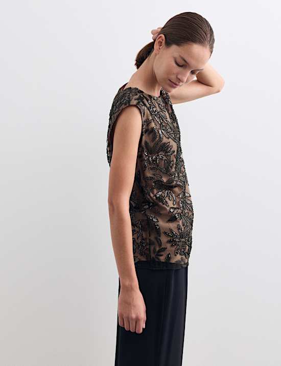 Κοντομάνικο τοπ με στρογγυλή λαιμόκοψη και διακοσμητικές παγιέτες