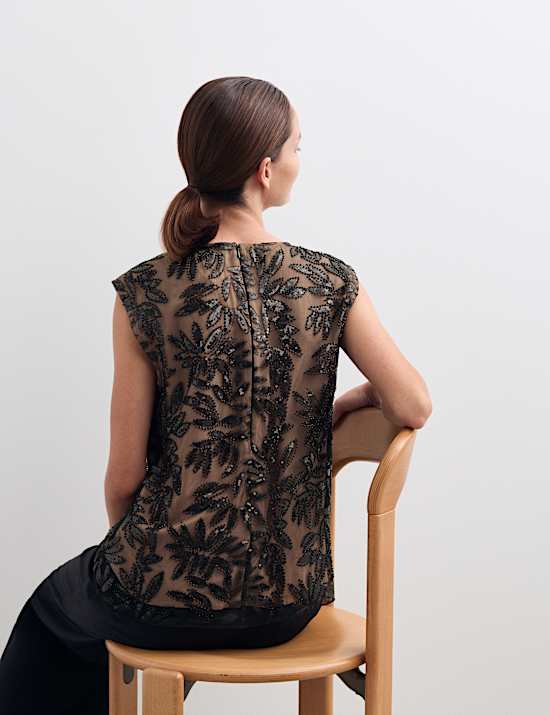 Κοντομάνικο τοπ με στρογγυλή λαιμόκοψη και διακοσμητικές παγιέτες