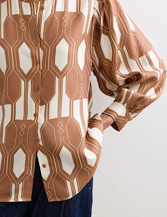 Zuiver zijden top in een relaxed-fit model met geometrisch motief