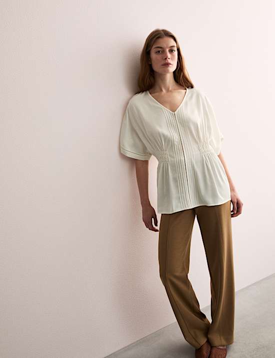 Top met V-hals en plooidetail
