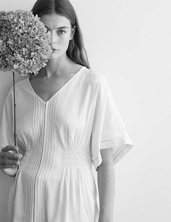 Top met V-hals en plooidetail