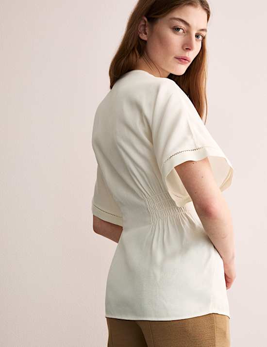 Top met V-hals en plooidetail