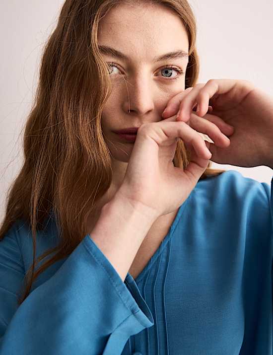 Τοπ με πιέτες και λαιμόκοψη V