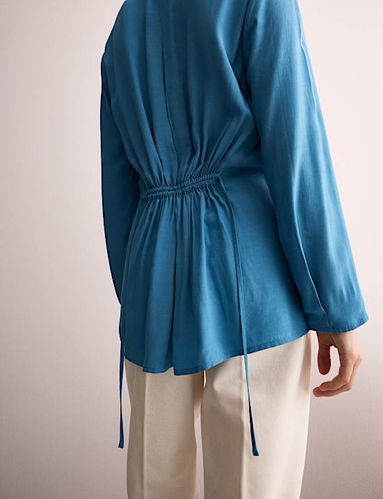 Τοπ με πιέτες και λαιμόκοψη V