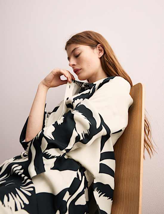 Chemise longue monochrome &agrave; encolure et motif fleuri