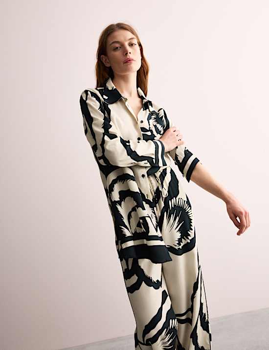 Chemise longue monochrome &agrave; encolure et motif fleuri