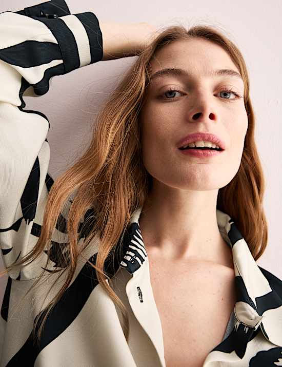 Chemise longue monochrome &agrave; encolure et motif fleuri