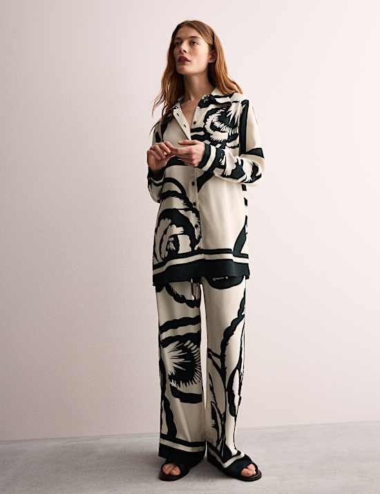 Chemise longue monochrome &agrave; encolure et motif fleuri