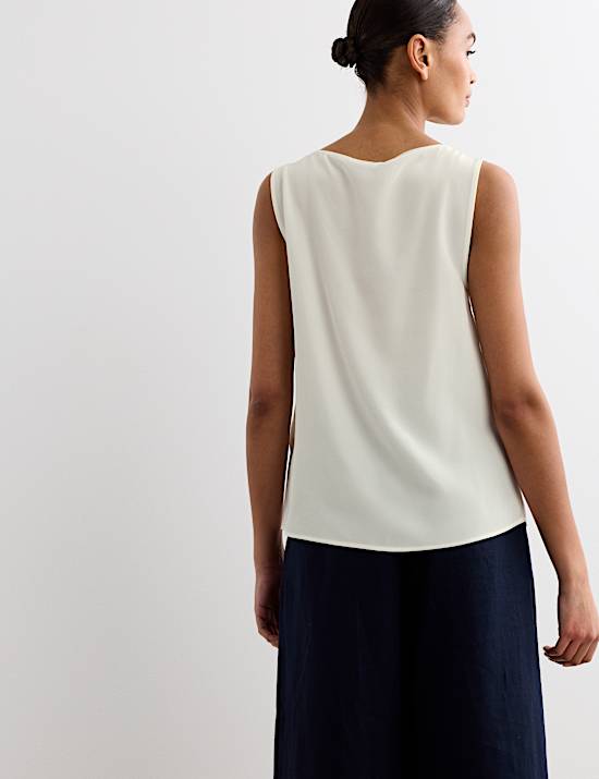 Top van zuivere zijde met gevormd schelpdetail