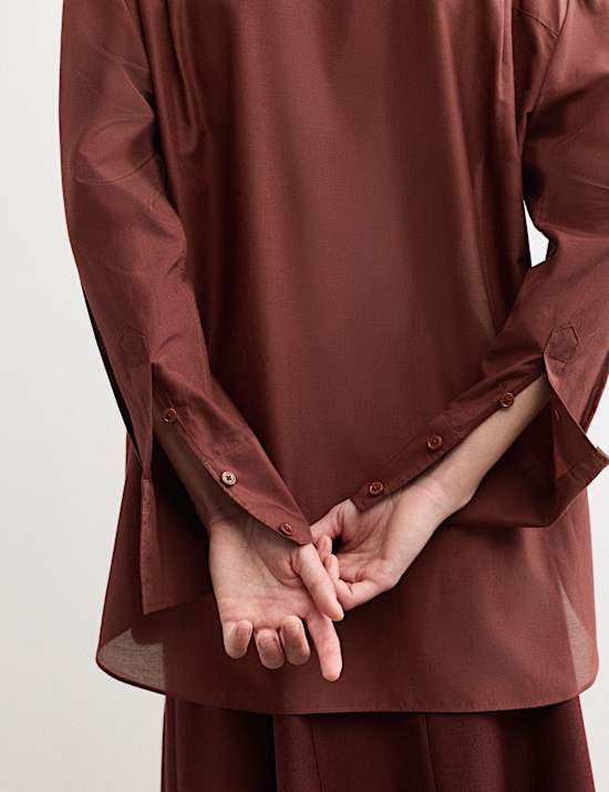 Chemise coupe d&eacute;contract&eacute;e en soie m&eacute;lang&eacute;e avec encolure