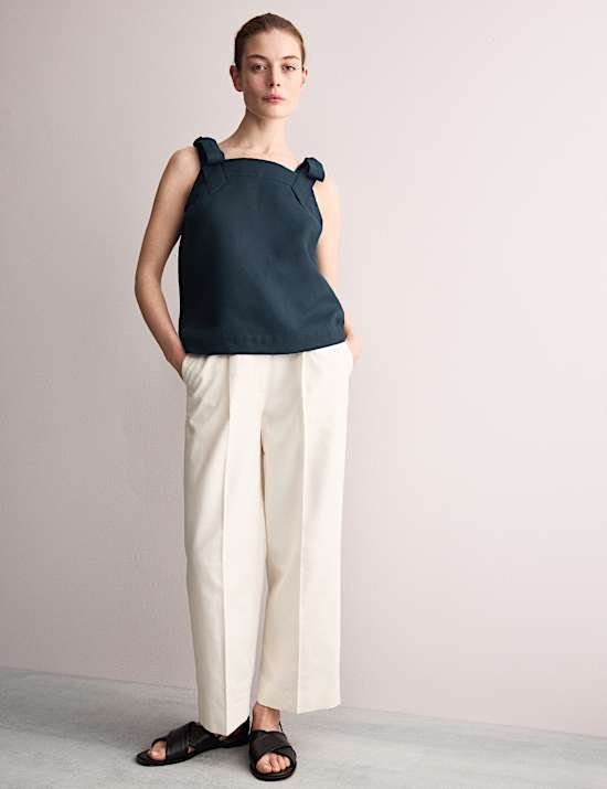 Top van zuiver linnen met vierkante hals en strikbandjes