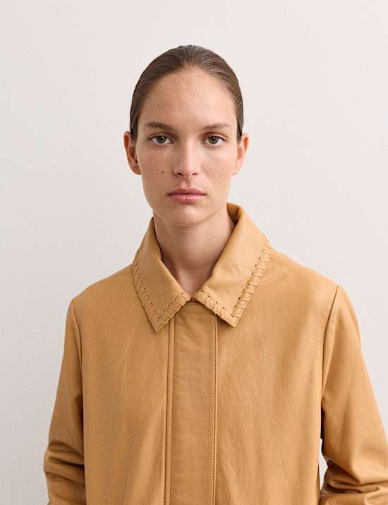 Veste en cuir avec encolure et détail couture