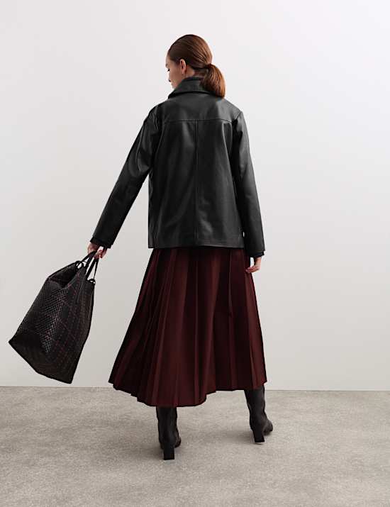 Veste en cuir avec encolure et détail couture