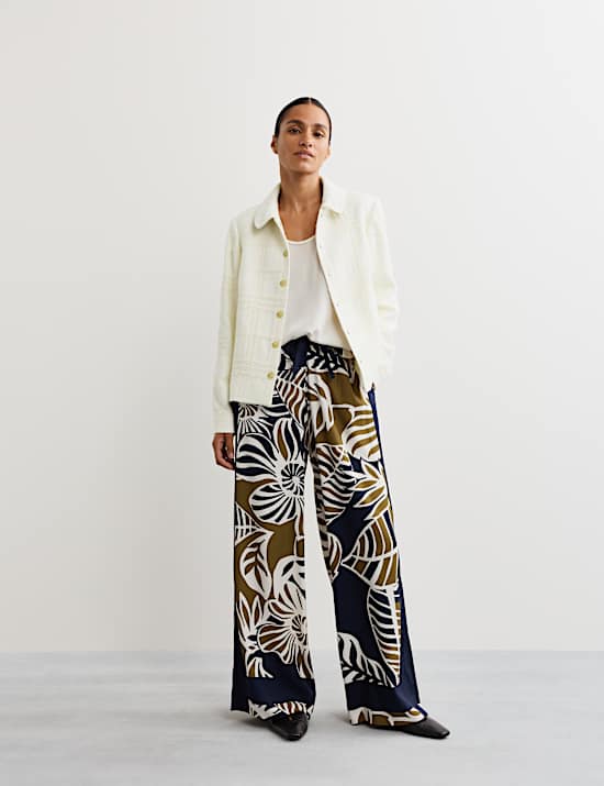 Italiaans kort boucl&eacute;jasje van tweed met ruitmotief