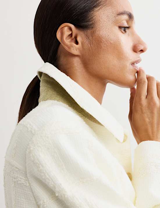 Italiaans kort boucl&eacute;jasje van tweed met ruitmotief