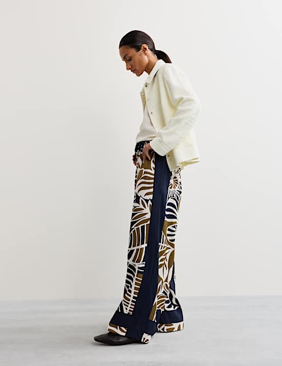 Italiaans kort boucl&eacute;jasje van tweed met ruitmotief