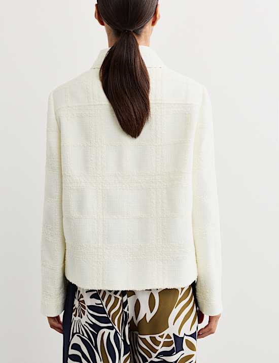 Italiaans kort boucl&eacute;jasje van tweed met ruitmotief