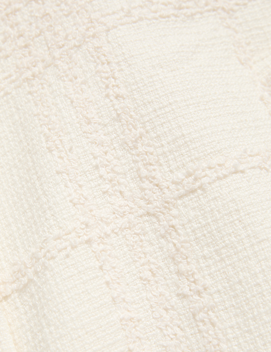 Italiaans kort boucl&eacute;jasje van tweed met ruitmotief