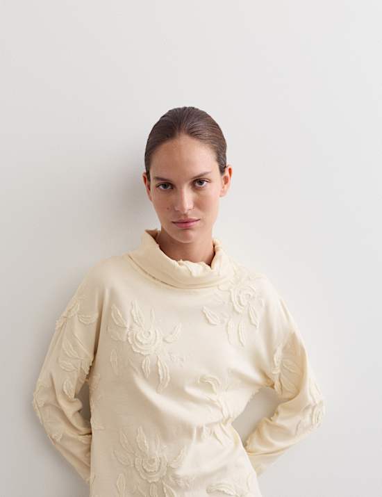Sweat 100 % coton à broderies fleuries