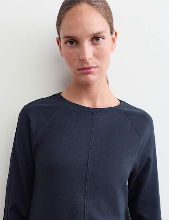Haut &agrave; manches longues et d&eacute;tail couture