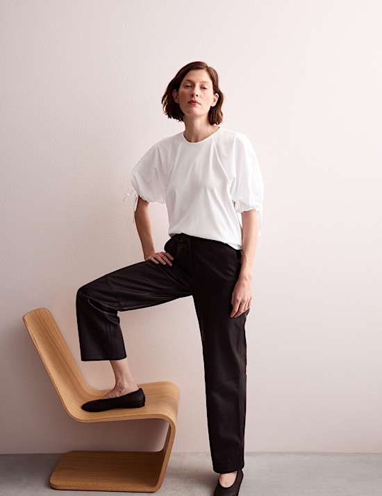 Τοπ σε χαλαρή γραμμή με κλειστή στρογγυλή λαιμόκοψη από 100% βαμβάκι