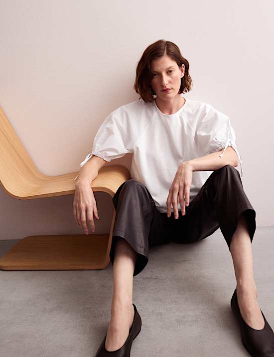 Τοπ σε χαλαρή γραμμή με κλειστή στρογγυλή λαιμόκοψη από 100% βαμβάκι