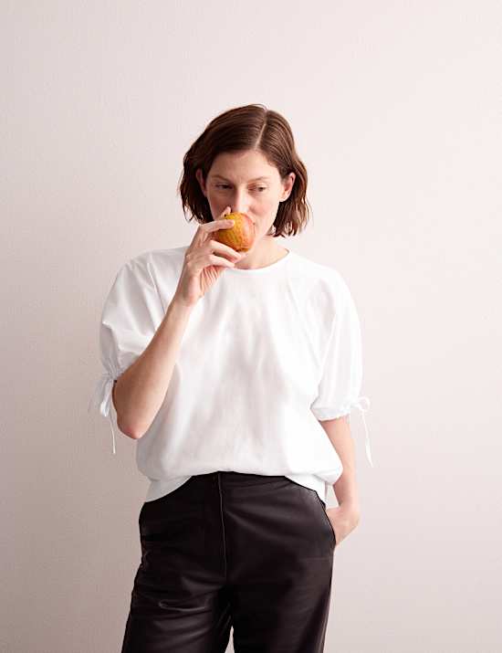 Τοπ σε χαλαρή γραμμή με κλειστή στρογγυλή λαιμόκοψη από 100% βαμβάκι