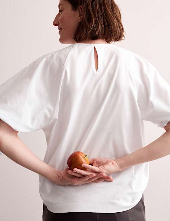 Τοπ σε χαλαρή γραμμή με κλειστή στρογγυλή λαιμόκοψη από 100% βαμβάκι