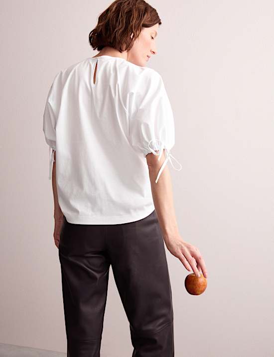 Τοπ σε χαλαρή γραμμή με κλειστή στρογγυλή λαιμόκοψη από 100% βαμβάκι