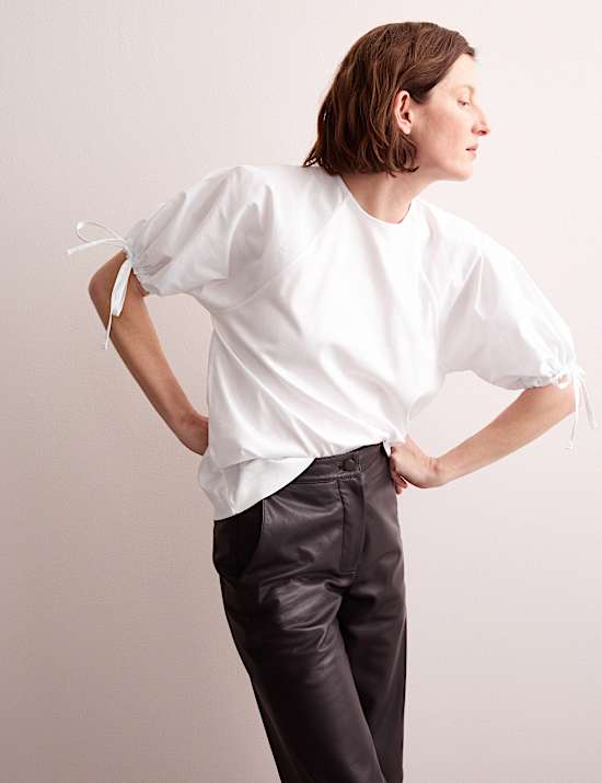 Τοπ σε χαλαρή γραμμή με κλειστή στρογγυλή λαιμόκοψη από 100% βαμβάκι